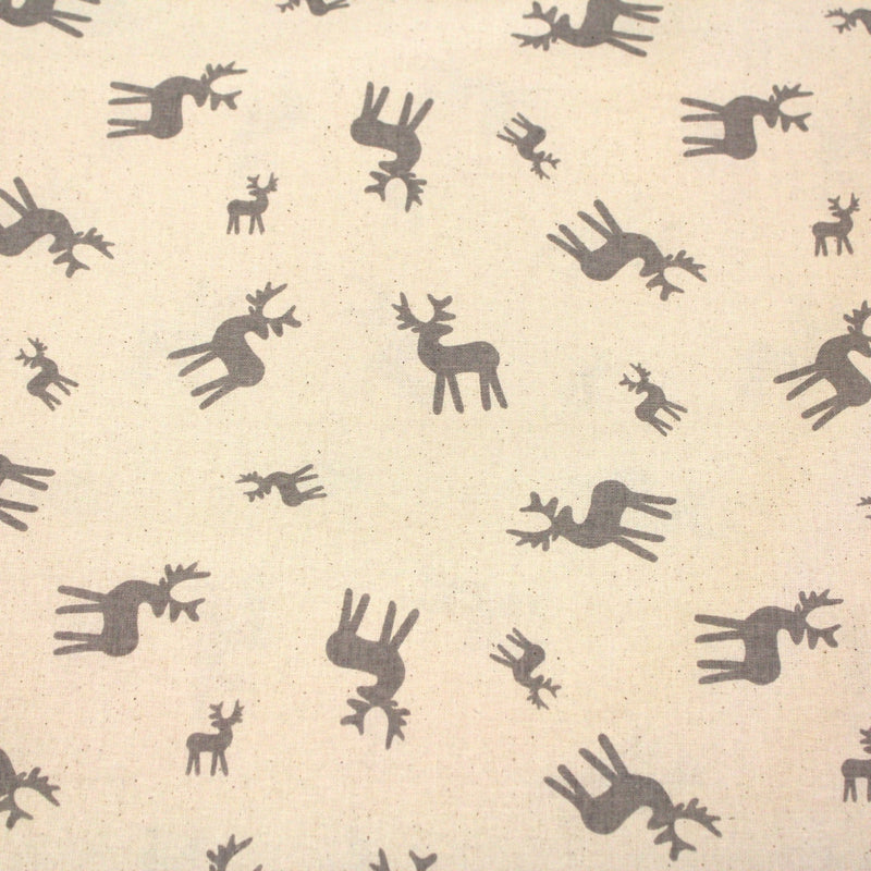 Tissu de coton de Noël scandinave aux rennes taupe, fond écru - tissuspipi.com
