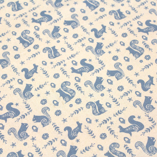 Tissu de coton de Noël scandinave aux écureuils bleus, fond écru - tissuspipi.com
