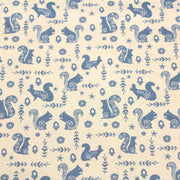 Tissu de coton de Noël scandinave aux écureuils bleus, fond écru - tissuspipi.com