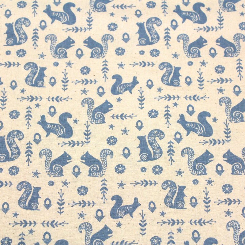 Tissu de coton de Noël scandinave aux écureuils bleus, fond écru - tissuspipi.com