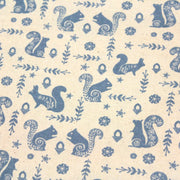 Tissu de coton de Noël scandinave aux écureuils bleus, fond écru - tissuspipi.com