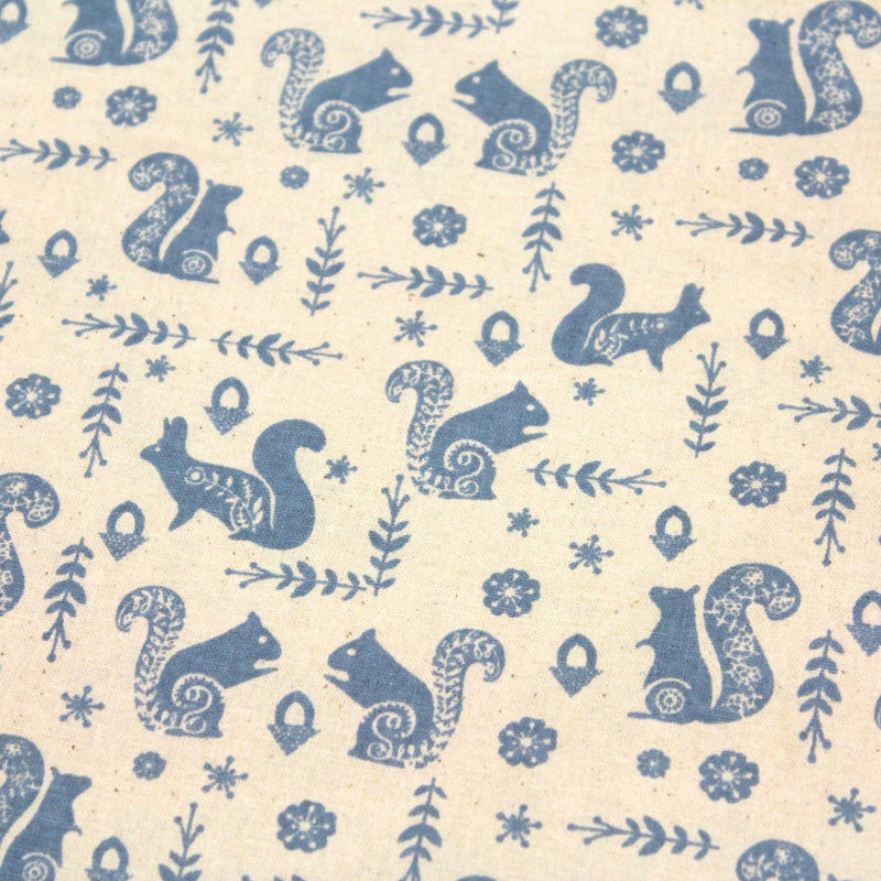 Tissu de coton de Noël scandinave aux écureuils bleus, fond écru - tissuspipi.com
