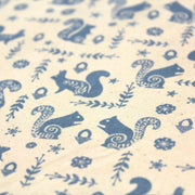Tissu de coton de Noël scandinave aux écureuils bleus, fond écru - tissuspipi.com