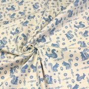 Tissu de coton de Noël scandinave aux écureuils bleus, fond écru - tissuspipi.com