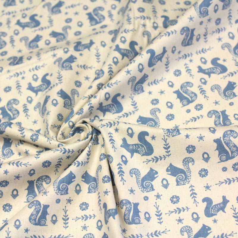 Tissu de coton de Noël scandinave aux écureuils bleus, fond écru - tissuspipi.com