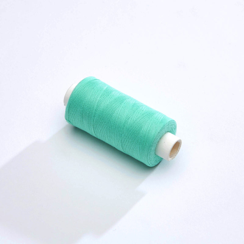 Bobine de fil vert émeraude - 500m - Fabrication française - Oeko - Tex - tissuspipi.com