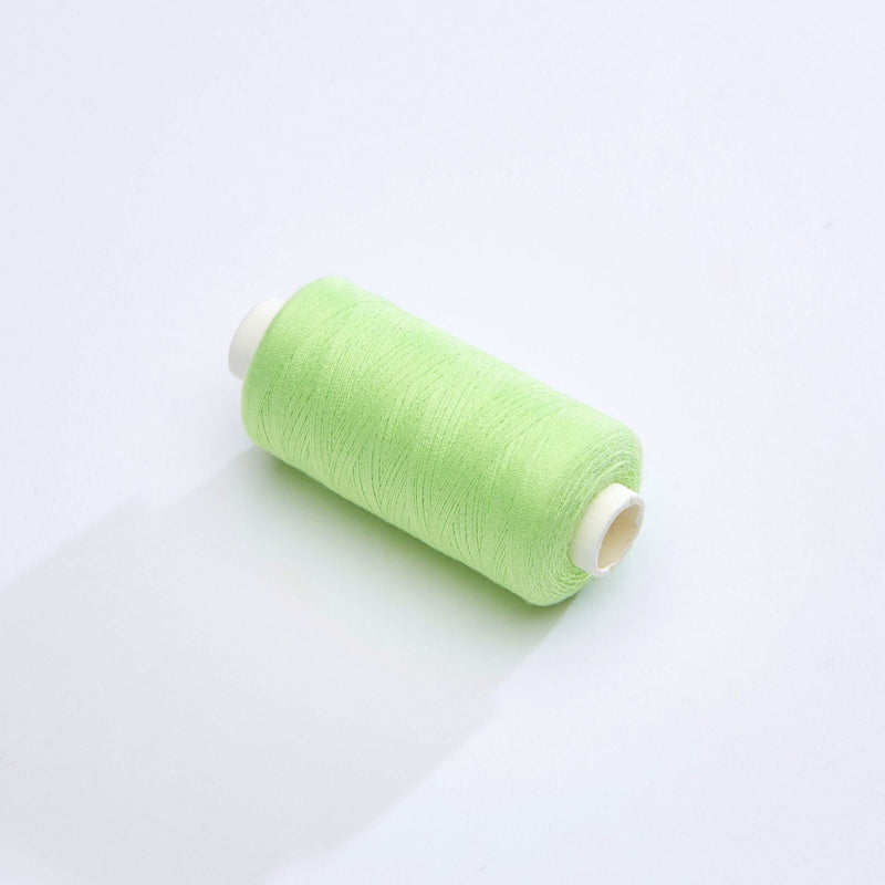 Bobine de fil vert anis - 500m - Fabrication française - Oeko - Tex - tissuspipi.com