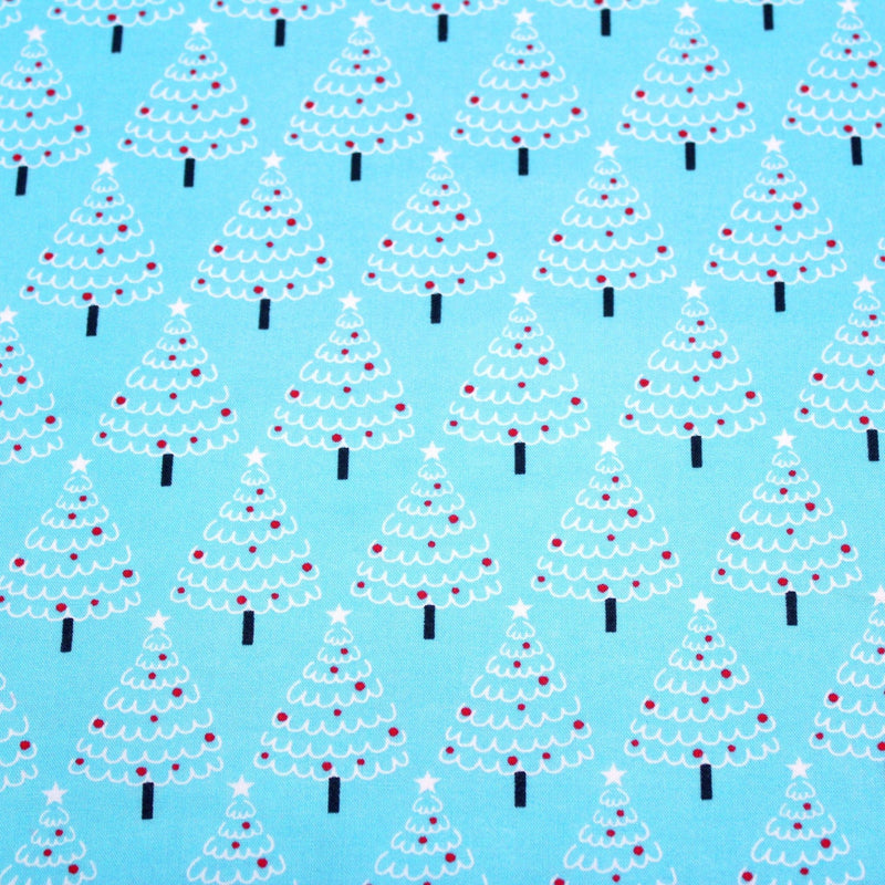 Tissu popeline de coton de Noël aux sapins blancs & rouges, fond bleu - tissuspipi.com