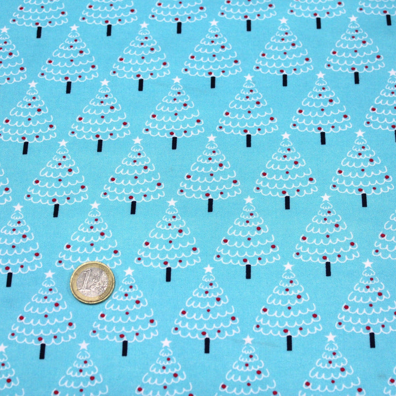 Tissu popeline de coton de Noël aux sapins blancs & rouges, fond bleu - tissuspipi.com