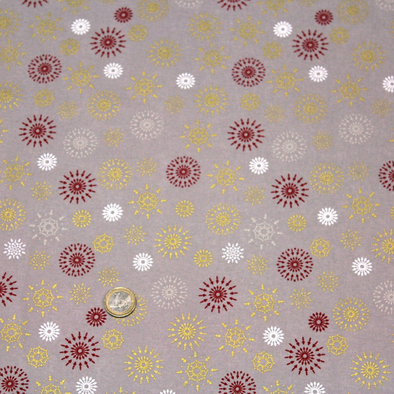 Tissu coton Noël, gris aux étoiles & flocons blancs, rouges et dorés - tissuspipi.com