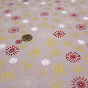 Tissu coton Noël, gris aux étoiles & flocons blancs, rouges et dorés - tissuspipi.com