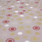 Tissu coton Noël, gris aux étoiles & flocons blancs, rouges et dorés - tissuspipi.com