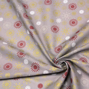 Tissu coton Noël, gris aux étoiles & flocons blancs, rouges et dorés - tissuspipi.com