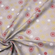 Tissu coton Noël, gris aux étoiles & flocons blancs, rouges et dorés - tissuspipi.com