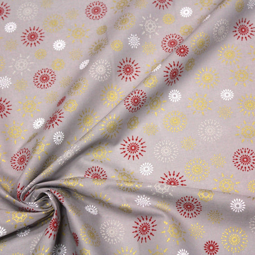 Tissu coton Noël, gris aux étoiles & flocons blancs, rouges et dorés - tissuspipi.com