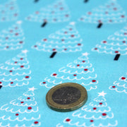 Tissu popeline de coton de Noël aux sapins blancs & rouges, fond bleu - tissuspipi.com