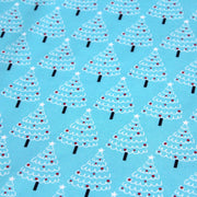 Tissu popeline de coton de Noël aux sapins blancs & rouges, fond bleu - tissuspipi.com