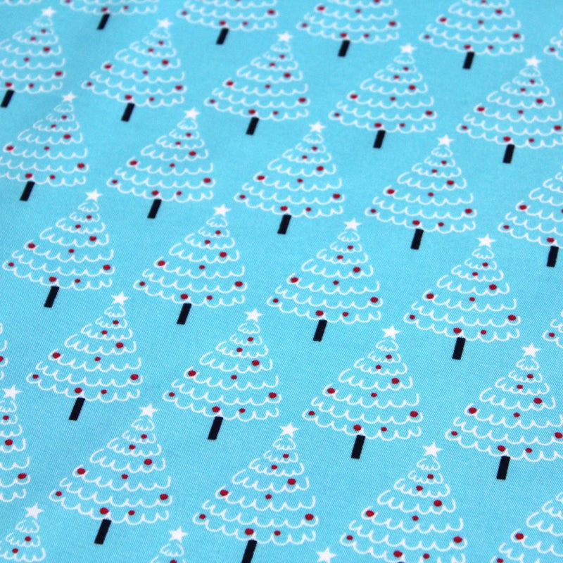 Tissu popeline de coton de Noël aux sapins blancs & rouges, fond bleu - tissuspipi.com