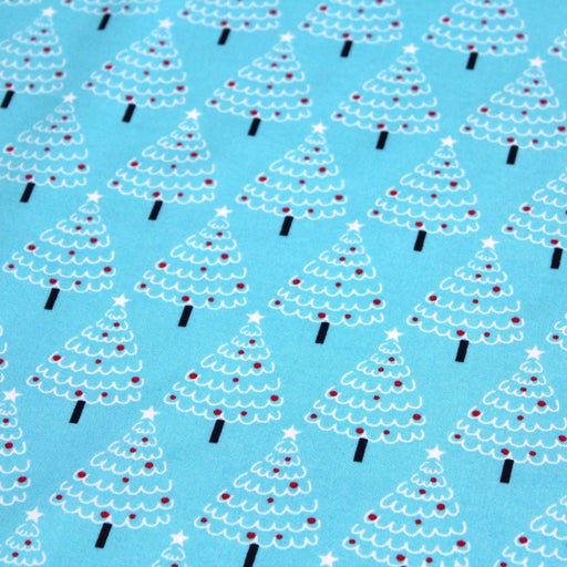 Tissu popeline de coton de Noël aux sapins blancs & rouges, fond bleu - tissuspipi.com