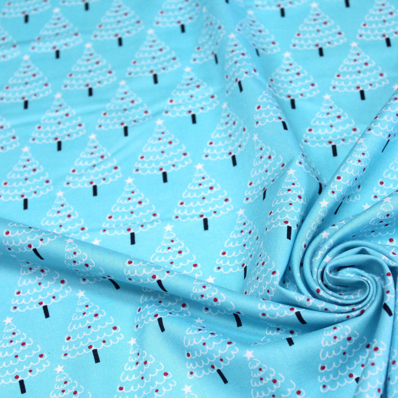 Tissu popeline de coton de Noël aux sapins blancs & rouges, fond bleu - tissuspipi.com