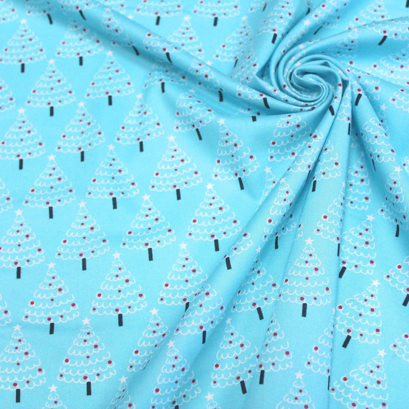 Tissu popeline de coton de Noël aux sapins blancs & rouges, fond bleu - tissuspipi.com