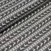 Tissu de coton de Noël scandinave aux rennes & étoiles de neiges écrus, fond gris - tissuspipi.com