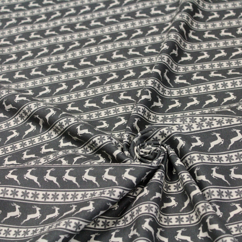 Tissu de coton de Noël scandinave aux rennes & étoiles de neiges écrus, fond gris - tissuspipi.com
