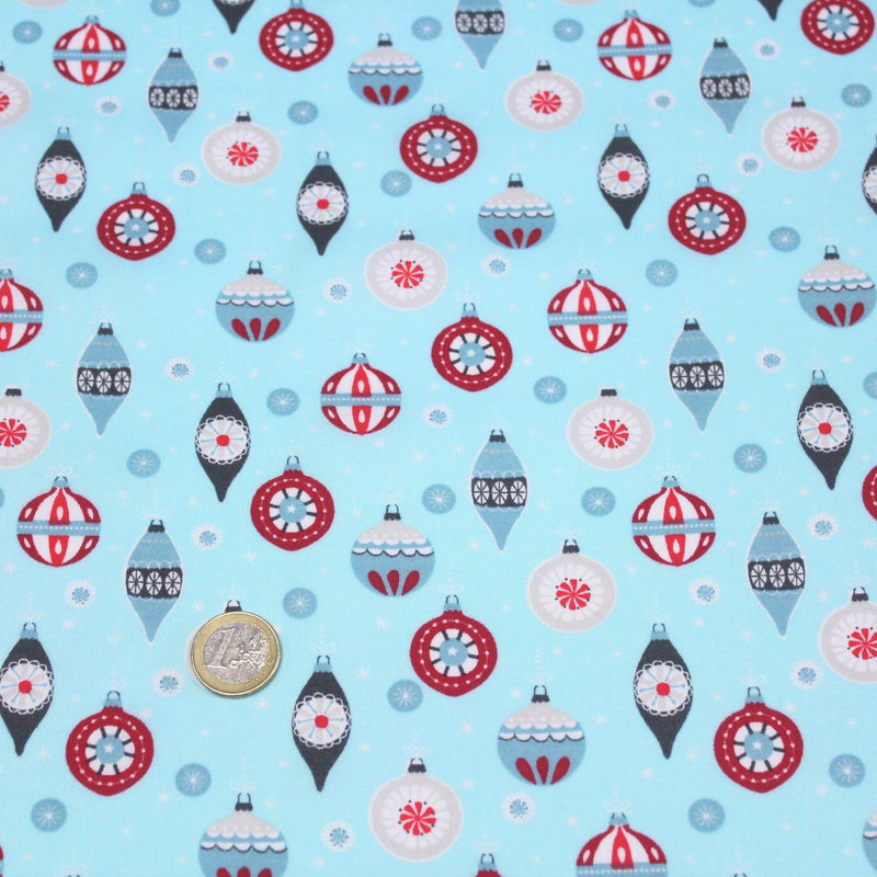 Tissu popeline de coton de Noël aux boules de Noël, fond bleu ciel - tissuspipi.com
