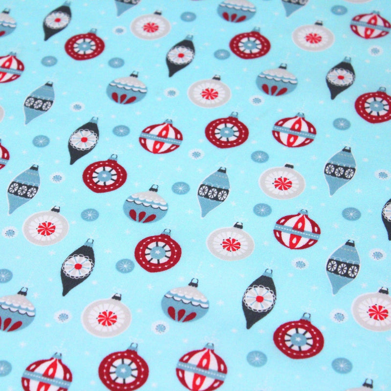 Tissu popeline de coton de Noël aux boules de Noël, fond bleu ciel - tissuspipi.com