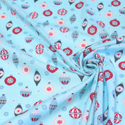 Tissu popeline de coton de Noël aux boules de Noël, fond bleu ciel - tissuspipi.com