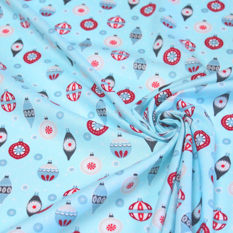 Tissu popeline de coton de Noël aux boules de Noël, fond bleu ciel - tissuspipi.com