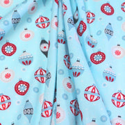 Tissu popeline de coton de Noël aux boules de Noël, fond bleu ciel - tissuspipi.com