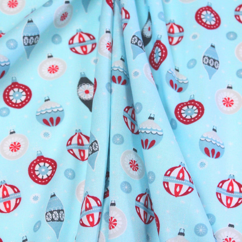 Tissu popeline de coton de Noël aux boules de Noël, fond bleu ciel - tissuspipi.com