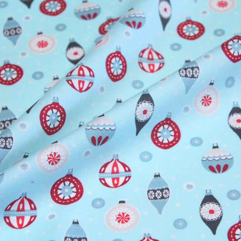 Tissu popeline de coton de Noël aux boules de Noël, fond bleu ciel - tissuspipi.com