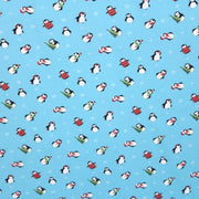Tissu popeline de coton de Noël aux pingouins de Noël, fond bleu ciel - tissuspipi.com