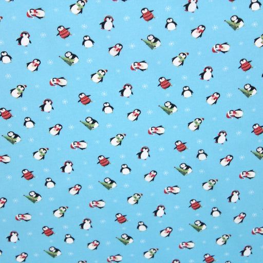 Tissu popeline de coton de Noël aux pingouins de Noël, fond bleu ciel - tissuspipi.com