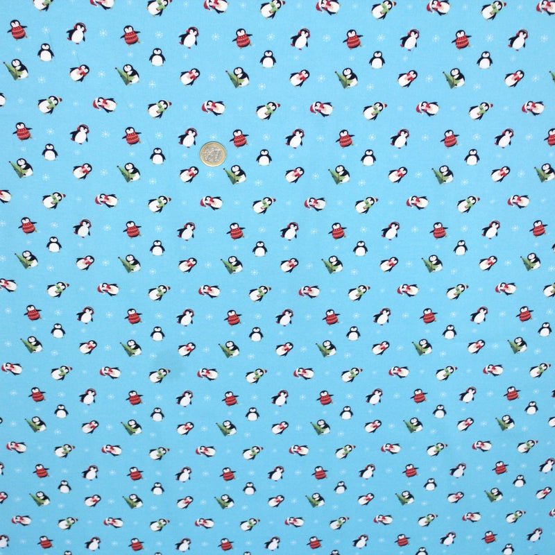 Tissu popeline de coton de Noël aux pingouins de Noël, fond bleu ciel - tissuspipi.com