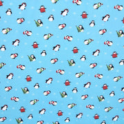 Tissu popeline de coton de Noël aux pingouins de Noël, fond bleu ciel - tissuspipi.com