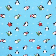 Tissu popeline de coton de Noël aux pingouins de Noël, fond bleu ciel - tissuspipi.com