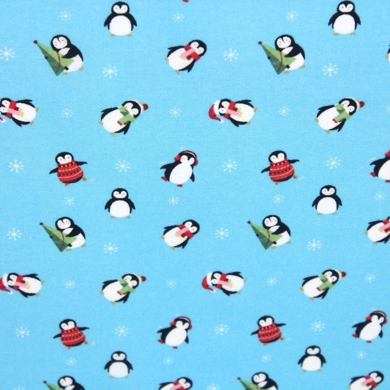 Tissu popeline de coton de Noël aux pingouins de Noël, fond bleu ciel - tissuspipi.com