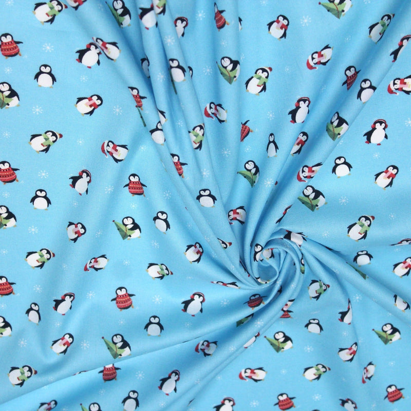 Tissu popeline de coton de Noël aux pingouins de Noël, fond bleu ciel - tissuspipi.com