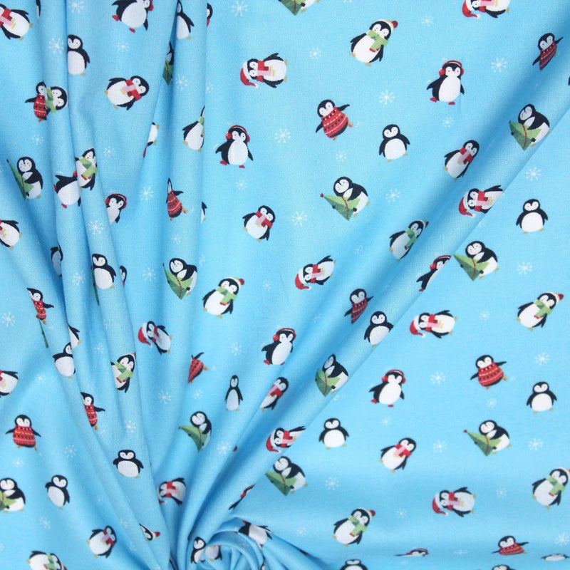 Tissu popeline de coton de Noël aux pingouins de Noël, fond bleu ciel - tissuspipi.com