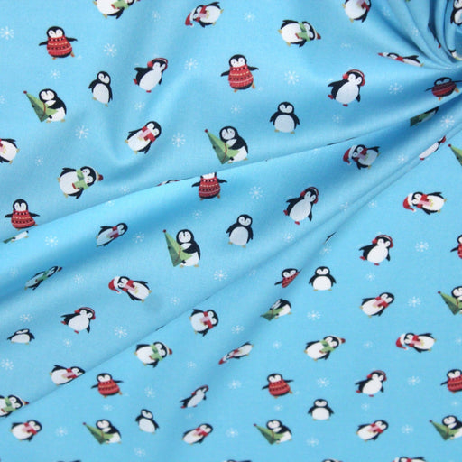 Tissu popeline de coton de Noël aux pingouins de Noël, fond bleu ciel - tissuspipi.com