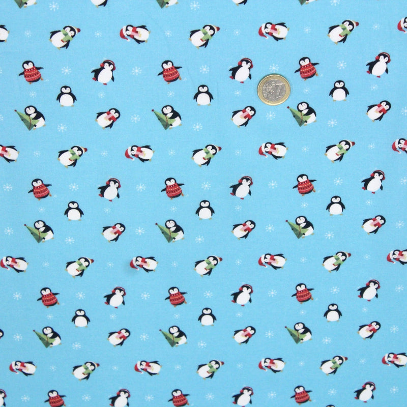 Tissu popeline de coton de Noël aux pingouins de Noël, fond bleu ciel - tissuspipi.com