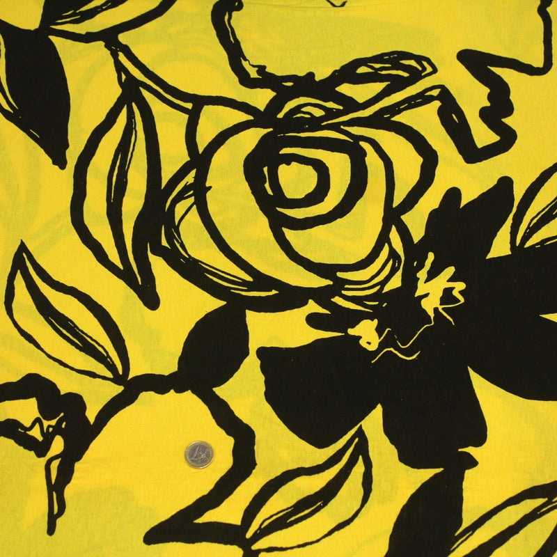 Tissu jersey de viscose jaune aux grandes fleurs noires - COLLECTION ETHNIQUE - tissuspipi.com