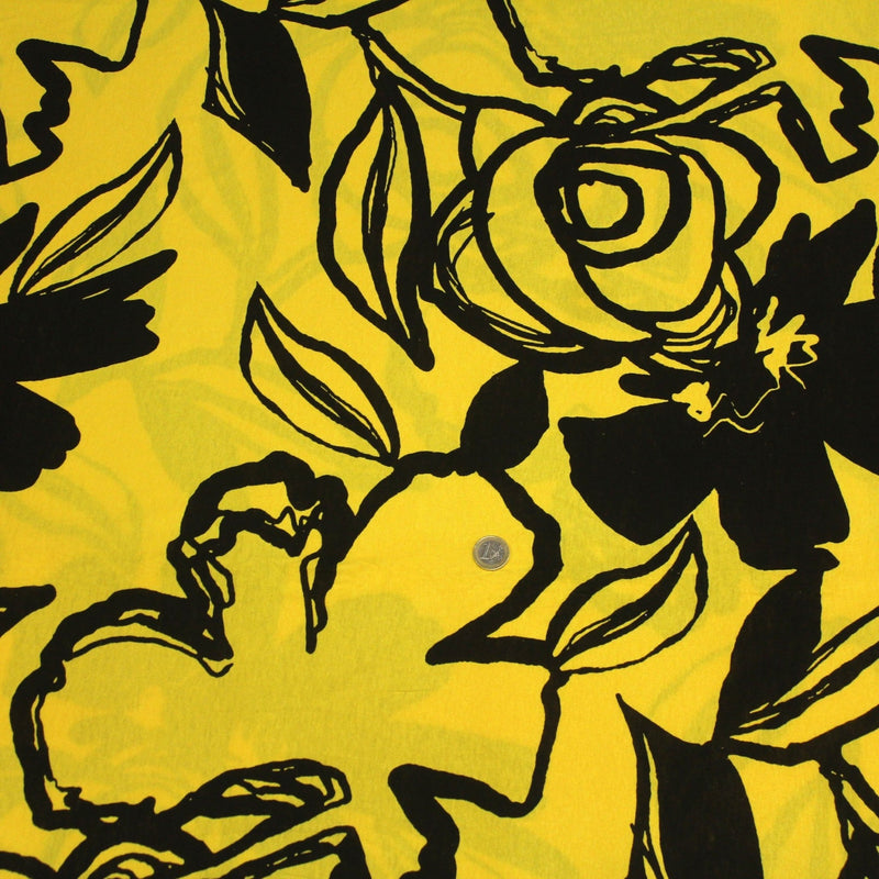 Tissu jersey de viscose jaune aux grandes fleurs noires - COLLECTION ETHNIQUE - tissuspipi.com