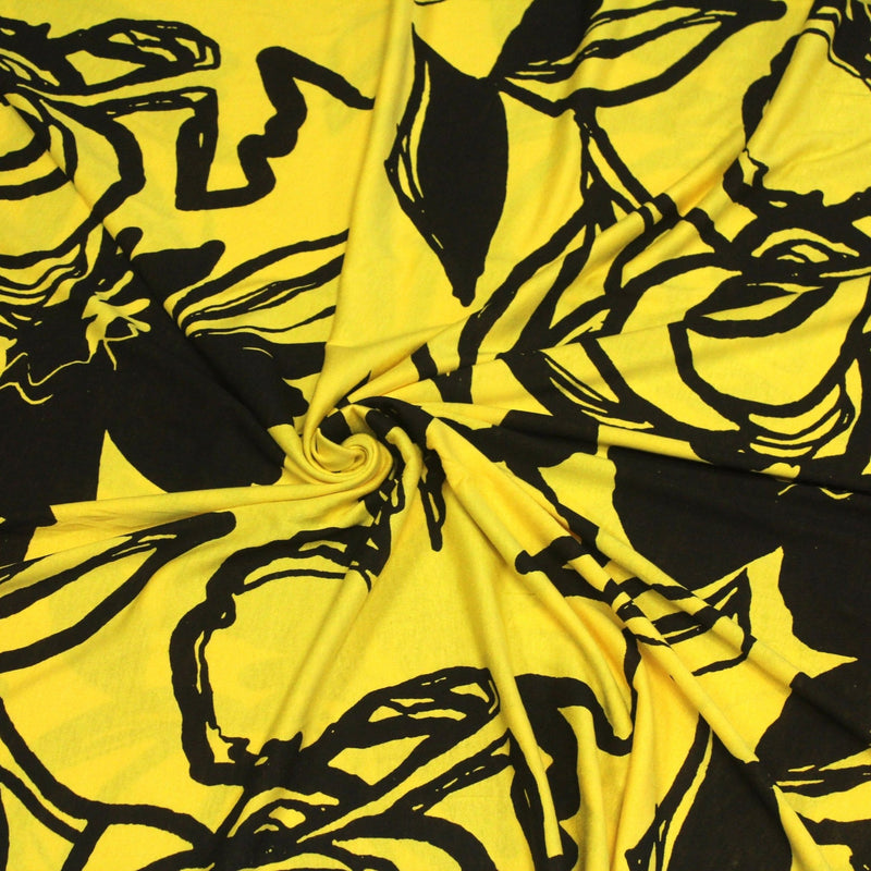 Tissu jersey de viscose jaune aux grandes fleurs noires - COLLECTION ETHNIQUE - tissuspipi.com