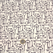 Tissu popeline de coton aux clefs vintage taupe, fond écru - tissuspipi.com