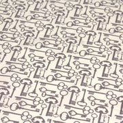 Tissu popeline de coton aux clefs vintage taupe, fond écru - tissuspipi.com