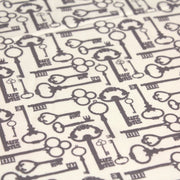 Tissu popeline de coton aux clefs vintage taupe, fond écru - tissuspipi.com